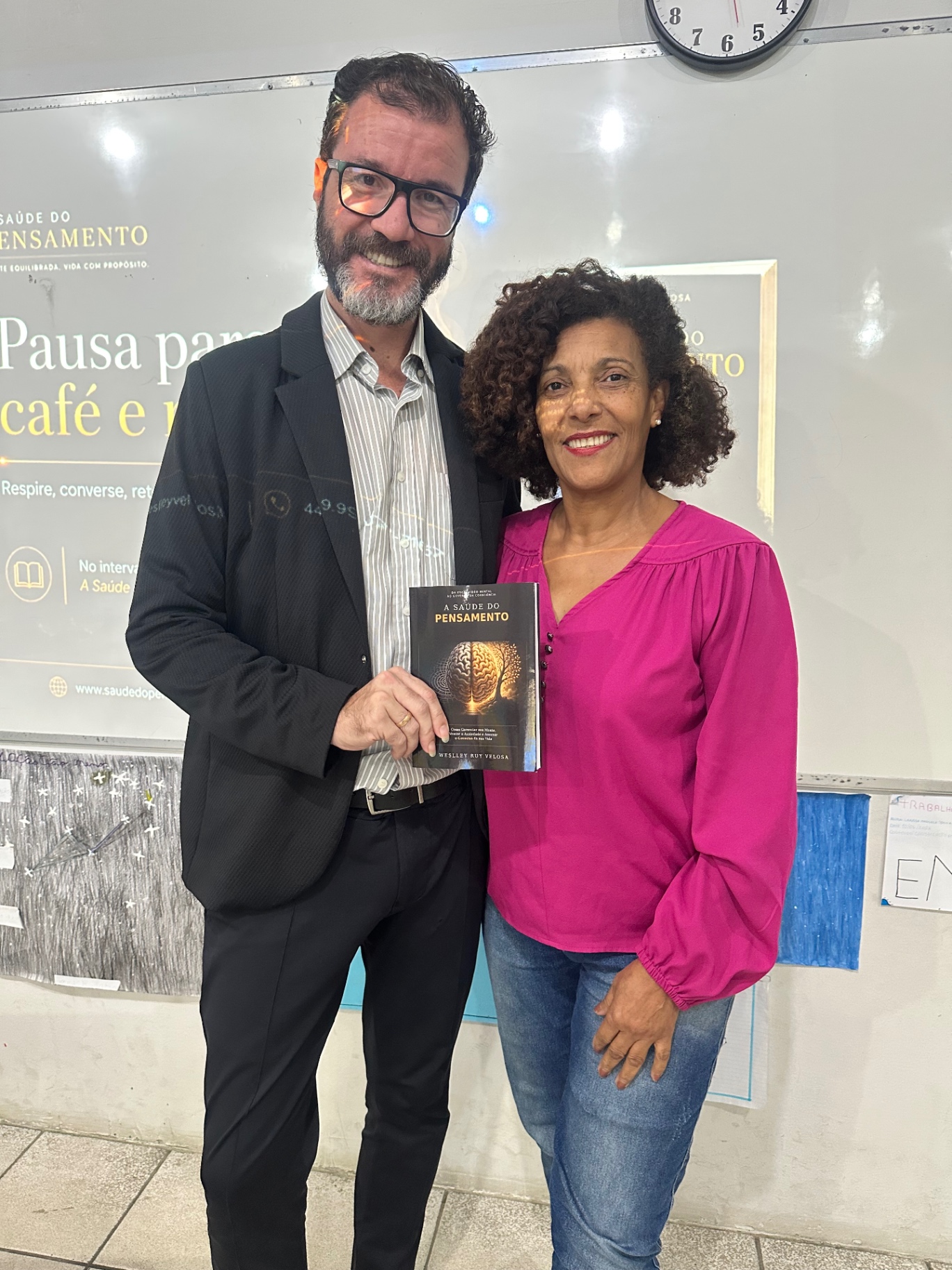 Participante recebendo o livro A Saúde do Pensamento das mãos do autor
