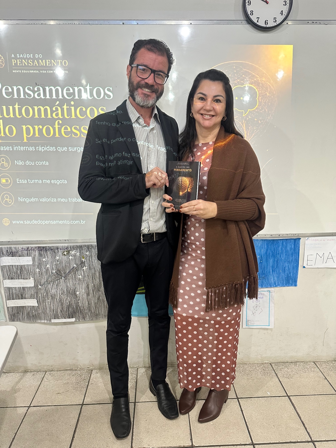 Professora com o livro A Saúde do Pensamento ao lado do autor