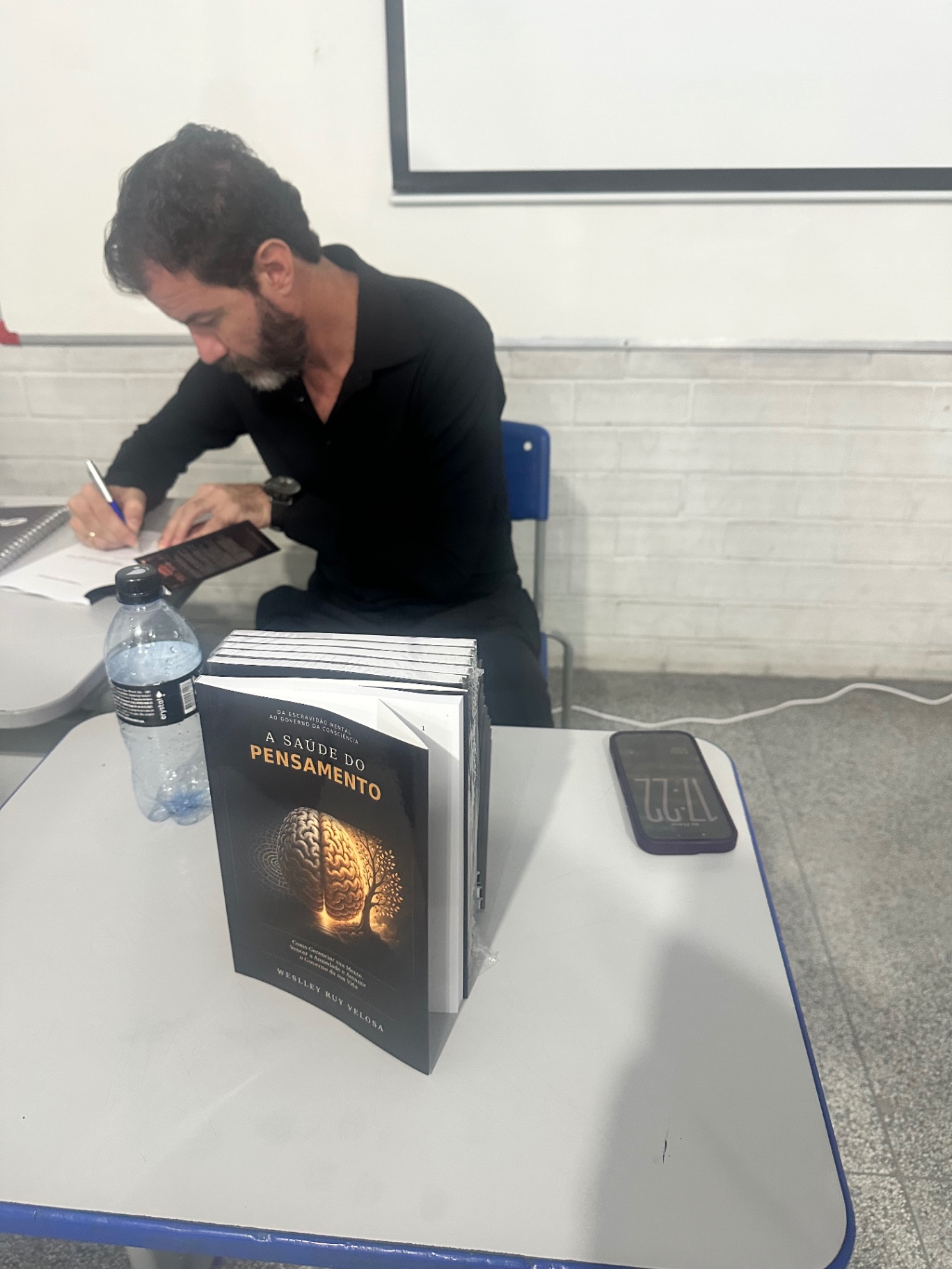 Weslley Velosa autografando exemplares do livro A Saúde do Pensamento