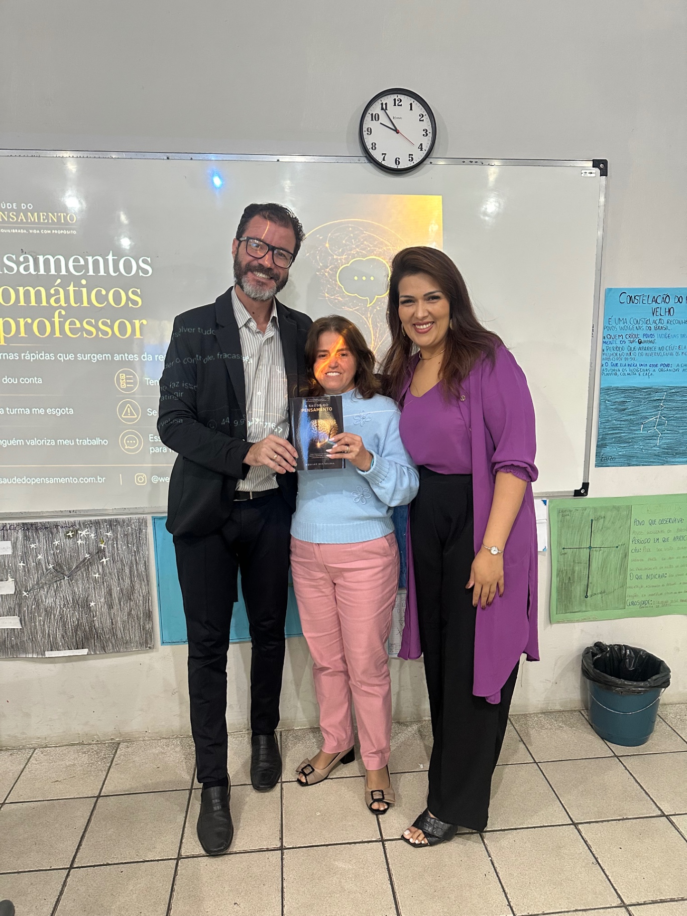 Weslley Velosa com duas participantes e o livro A Saúde do Pensamento