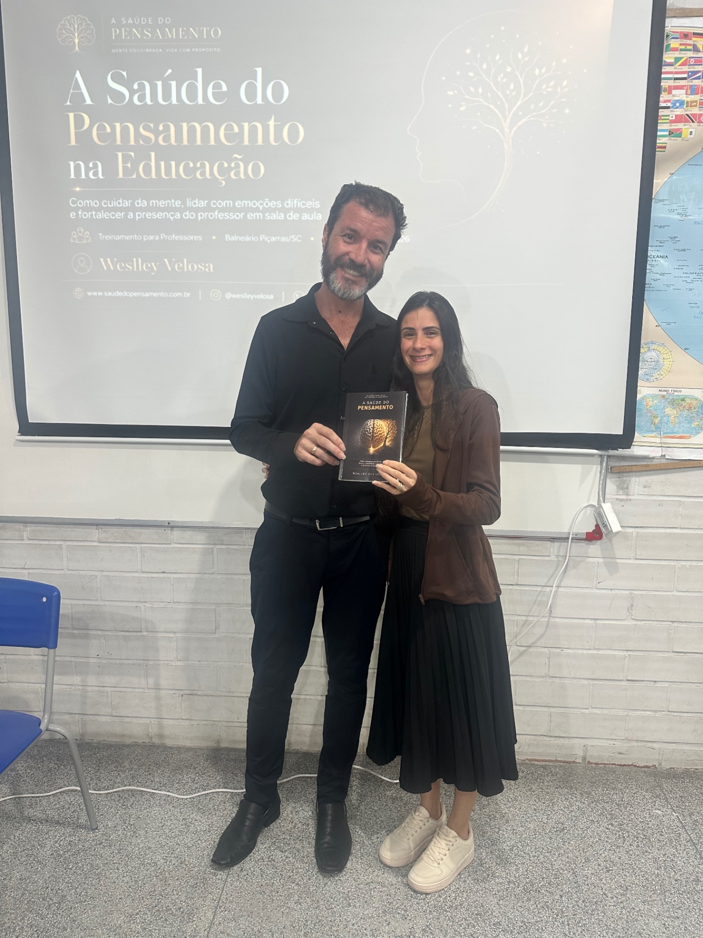 Participante do treinamento com o livro A Saúde do Pensamento em mãos